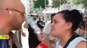 תושבת באר שבע נוזפת בכתב חדשות 13 ומגרשת אותו מהסיקור, 24.6.2025