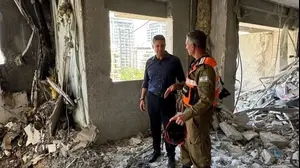 חיים ביבס יו"ר מרכז השלטון המקומי בזירת הנפילה בפתח תקווה