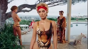 קים קרדשיאן בשיתוף פעולה של סקימס עם רוברטו קוואלי