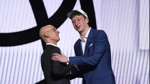 דני וולף לצד קומישינר ה-NBA אדם סילבר, לאחר בחירתו על ידי ברוקלין נטס בדראפט