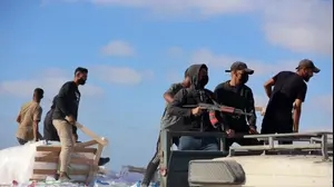 משאיות הנושאות סיוע הומניטרי הוכנסו ממעבר הגבול זיקים אל רחוב אל-ראשיד שבמערב ג'באליה,  המשאיות מאובטחות על ידי מחבלי חמאס הנושאים אלות ונשק חם, 26 ביוני 2026