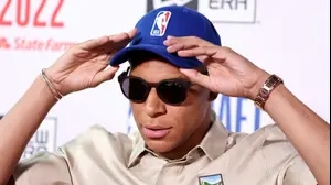 קיליאן אמבפה בארה"ב עם כובע של דראפט ה-NBA, יוני 2022