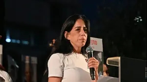 עינב צנגאוקר בהפגנה למען החזרת החטופים, שער בגין. 28 ביוני 2025