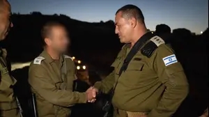 הרמטכ"ל אייל זמיר עם מפקד הגדוד שהותקף