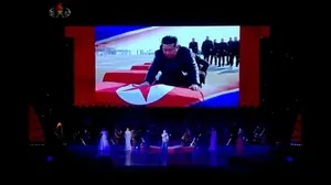 מנהיג קוריאה הצפונית קים ג'ונג און מחבק ארון של חייל שנהרג בקרבות באוקראינה