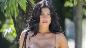 קיילי ג'נר עפ צעיף משי