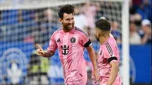 ליאונל מסי חוגג עם ג'ורדי אלבה, שחקן אינטר מיאמי