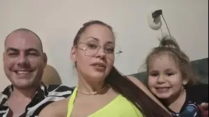 הספורטאי הפראלימפי לשעבר מיכאיל חריסטוב, לצד אשתו בוז'ידרה ובתה אווה