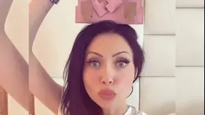 ניקול ראידמן עם הרמס על הראש