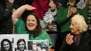 אדריאנה מץ, אחותו של תינוק שנחטף על ידי החונטה, וסטלה דה קרולוטו, נשיאת ארגון "הסבתות של כיכר מאיו", מתחבקות אחרי שאחיה אותר, במסיבת עיתונאים בבואנוס איירס, ארגנטינה, 7 ביולי 2025