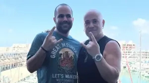 דייויד דריימן, סולן להקת דיסטרבד, נפגש עם שורד השבי ירדן ביבס, מעריץ הלהקה, מתוך פוסט שהעלה ברשתות החברתיות ב-8 ביולי 2025