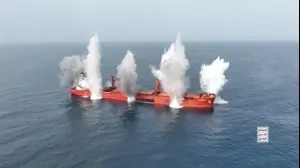 החות'ים מפרסמים תיעוד  מתקיפת הספינה Magic Seas, מההשתלטות על הספינה ע"י מחבלים חות'ים והטבעתה. 9 ביולי 2025