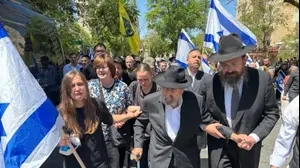 משפחתו של סמ"ר משה שמואל נול בראש שיירת דגלים לפני הלוויתו , בית שמש, 9 ביולי 2025