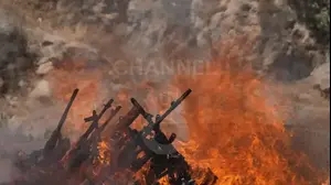 כלי נשק שמסרו לוחמים במחתרת הכורדית והועלו באש בטקס בצפון עיראק, 11 ביולי 2025