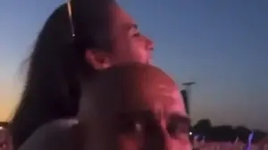 פפ גווארדיולה בהופעה של אואזיס
