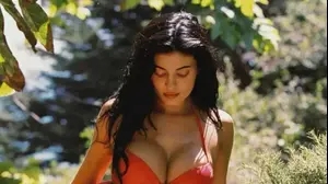 קיילי ג'נר בשיתוף פעולה עם פרנקי'ס ביקיניז