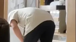 מה עשה עובד ניקיון בחדר של אורח במלון?