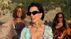 קריס ג'נר, אופרה ווינפרי וגייל קינג לובשות סקימס בחופשה בספרד