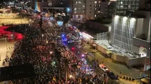 צעדת משפחות החטופים אל עבר הקונסוליה האמריקנית