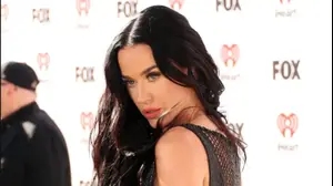 קייטי פרי בשמלת רשת בטקס iHeartRadio 2024