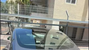 צנצנת הושלכה מגובה על רכב טסלה חדש, פתח תקווה, 20 ביולי 2025