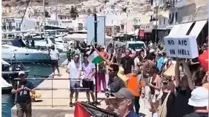 מוחאים בהפגנה פרו פלסטינית מונעים מישראלים לרדת מספינה, באי סירוס שביוון, 22 ביולי 2025