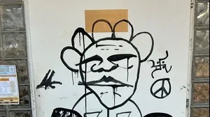 דלת בית הכנסת "בת אל" לאחר ההשחתה