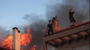 גל חום באירופה: שריפות ענק משתוללות ברחבי יוון