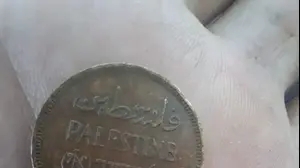 ילד מקייטנת בית ספר שדה מצא מטבע מנדטורי בגן בכפר עציון