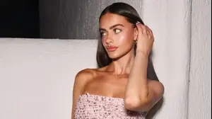 יעל שלביה בשמלת פאייטים ורודה של גליה להב
