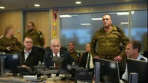 ראש הממשלה בנימין נתניהו, שר הביטחון ישראל כ"ץ והרמטכ"ל, אייל זמיר, צופים בתקיפת מטוסי חיל האוויר בתימן מהבור בקריה, 24 באוגוסט 2025