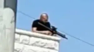 אזרח רמלה כיוון רובה היירסופט מגג בניין בעיר