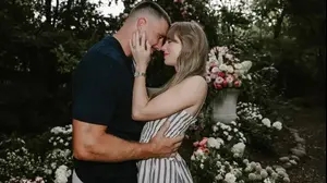 טיילור סוויפט וטרוויס קלסי מאורסים. אוגוסט 2025