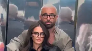 עומר אדם ויעל שלביה מצטלמים יחד לקאטליה