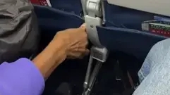 נוסעת מקלפת בוטנים בטיסה וזורקת קליפות על הרצפה