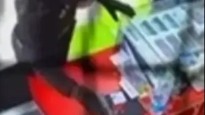 במדים של שליח וולט: שודדים ויורים בעובד חנות ברהט
