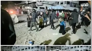 תיעודים מתוך העיר עזה הערב רגעים לפני שפעילים מהזרוע הצבאית של חמאס מוציאים להורג בירי 3 עזתים שהואשמו בשיתוף פעולה עם ישראל