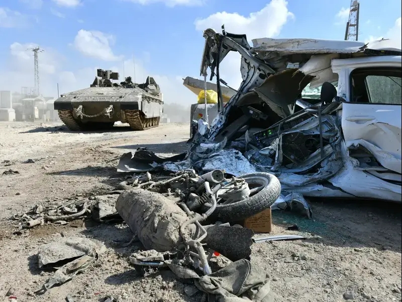 אופנוע ומכונית שנהרסו ע"י מחבלים ליד הגדר, קיבוץ כיסופים, 13 באוקטובר 2023
