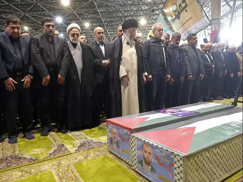 המנהיג העליון של איראן, עלי חמינאי, בטקס הלווייתו של מנהיג חמאס אסמאעיל הנייה בטהראן, 1 באוגוסט 2024