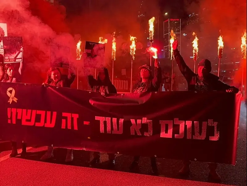 חנוכיית ענק הפגנת משפחות החטופים בחסימת נתיבי איילון, 1 בינואר 2025