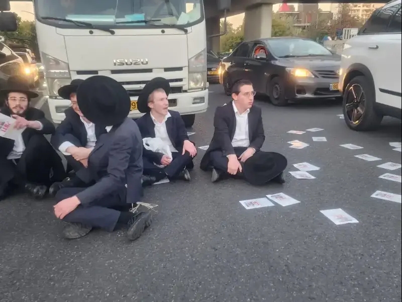 הפגנות הפלג הירושלמי בהתנגדות לגיוס חרדים בכביש 4 סמוך לבני ברק