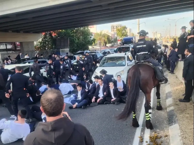 חרדים קיצוניים בהפגנה על מעצר עריק מהצבא, כביש 4 סמוך לבני ברק, 2 במרץ 2025