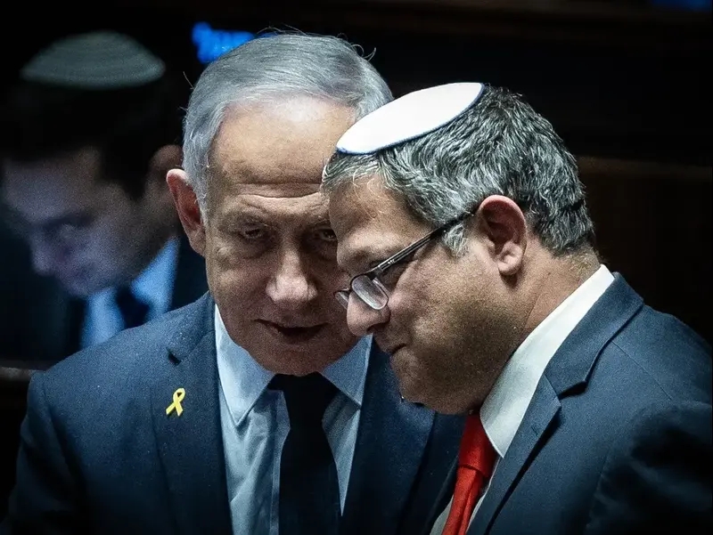 רה"מ בנימין נתניהו עם איתמר בן גביר השר לבט"פ לאחר אישור חזרת שרי עוצמה יהודית לממשלה, 19 במרץ 2025