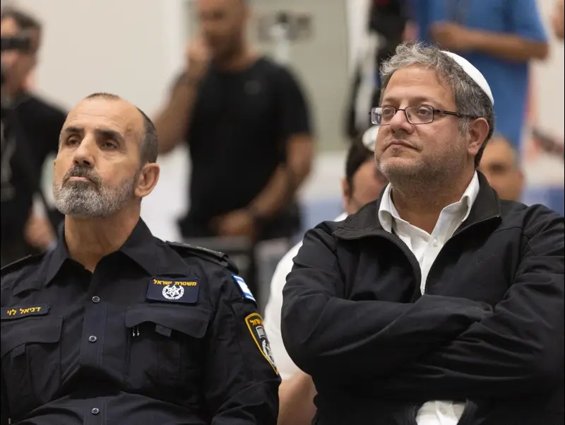 איתמר בן גביר,דני לוי מפכ"ל המשטרה, תצוגת כלי נשק ואמצעי לחימה שנתפסו ע"י משטרת ישראל במבצע "בלימת חרום", מרלו״ג משטרת ישראל בבית שמש