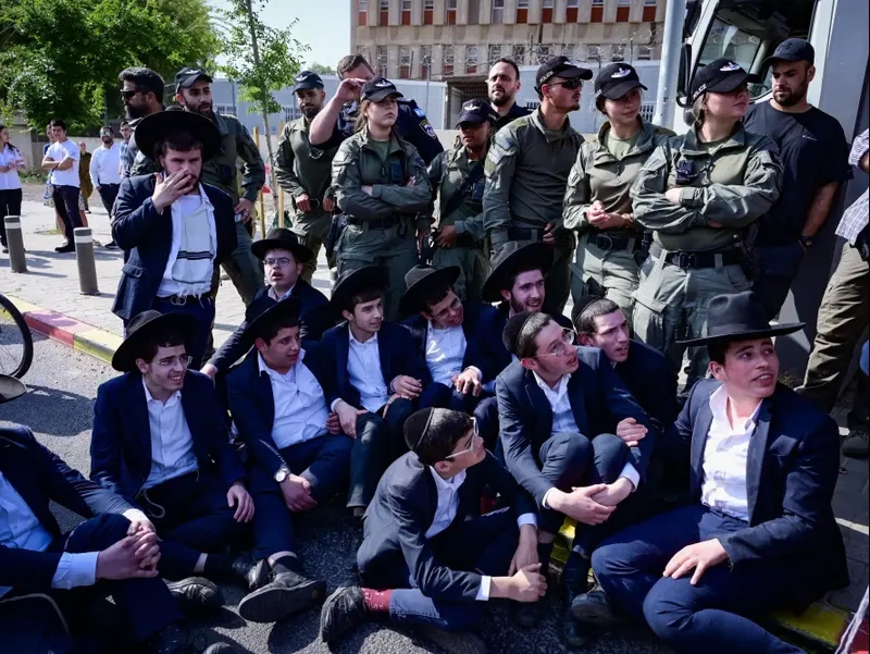 מפגינים מהפלג הירושלמי נגד גיוס לצה"ל, בקו"ם תל השומר, 28 באפריל 2025