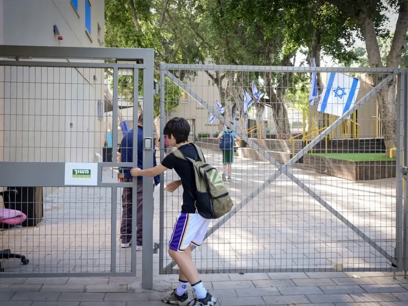תלמיד נכנס לבי"ס במהלך שביתת מורים, ת"א, 6 במאי 2025