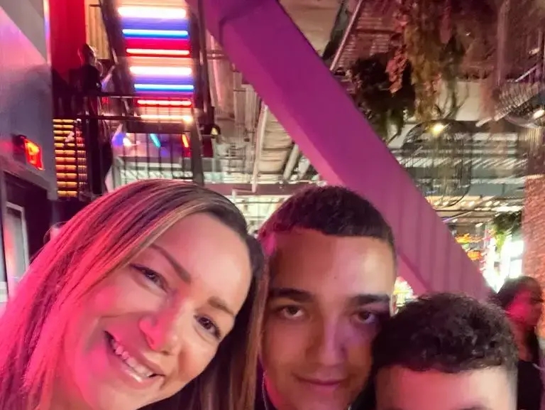 עידן אלכסנדר עם אמו ואחיו