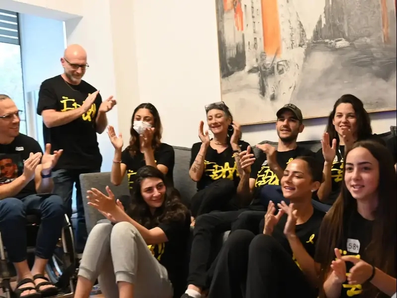 משפחת אלכסנדר עם קבלת העדכון על העברתו של עידן לידי הצלב האדום, 12 במאי 2025