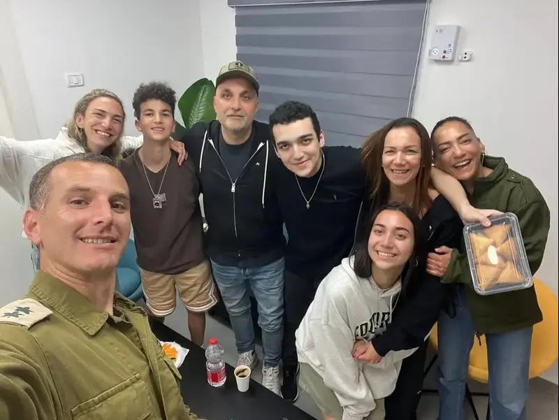 עידן אלכסנדר מחובק עם בני משפחתו