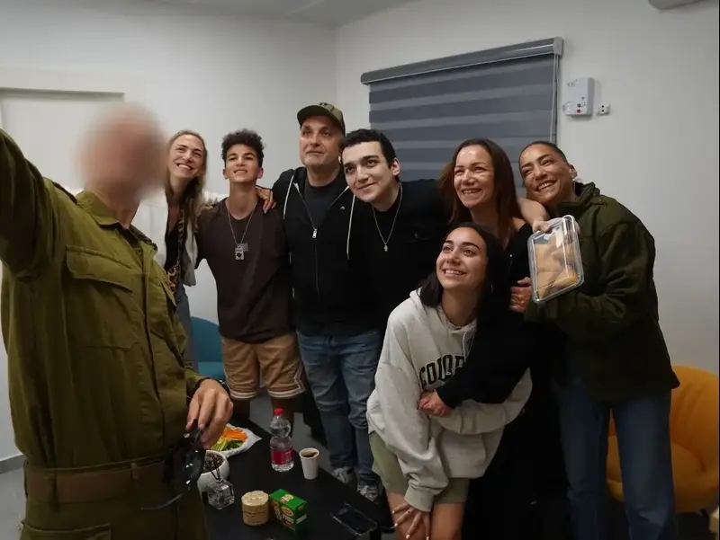 עידן אלכסנדר נפגש עם משפחתו, רעים, 12 במאי 2025